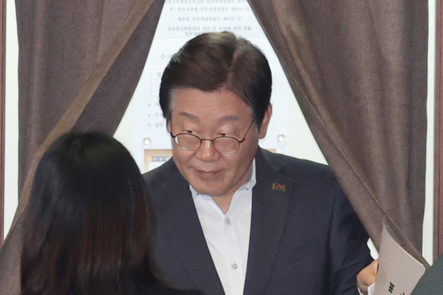 더불어민주당 이재명 전 대표가 17일 국회 본회의에서 상법 개정안과 내란·명태균 특검법 등 재의요구 법안에 대해 투표하고 있다. 연합뉴스
