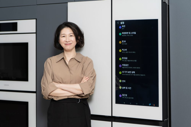 삼성전자 이보나 상무와 패밀리허브 냉장고 32형의 색상 반전 모드 적용 화면. 사진=삼성전자 제공