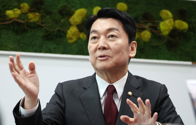 대선 출마를 선언한 국민의힘 안철수 의원이 서울 여의도 국회 의원회관에서 연합뉴스와 인터뷰하고 있다. 연합뉴스