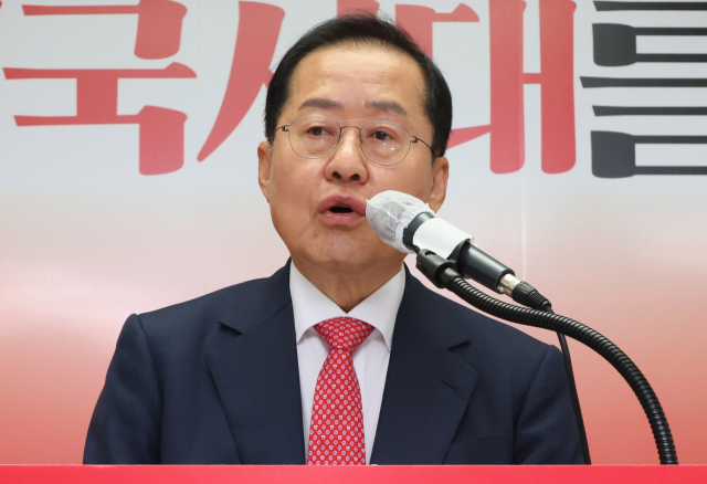 국민의힘 홍준표 대선 경선 후보가 18일 서울 여의도 선거사무소에서 사회·교육·문화 분야 공약을 발표하고 있다. 연합뉴스
