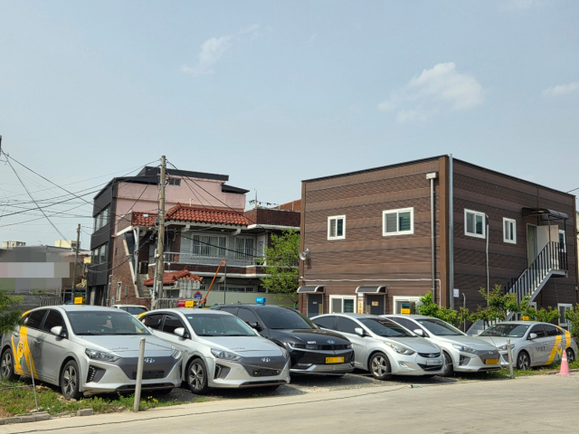 18일 오후 2시쯤 찾은 대구 동구 지저동의 한 법인택시 회사. 번호판이 없는 택시들이 줄지어 주차돼있었다. 김유진 기자