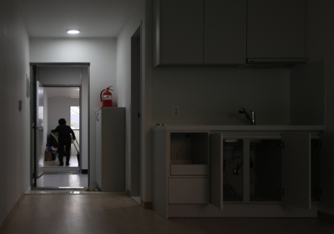 '괴물 산불' 1년…이재민 2천236가구 여전히 임시조립주택 생활