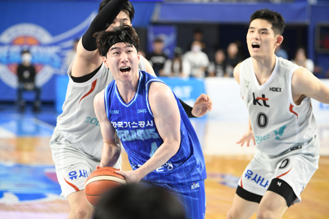 대구 한국가스공사 페가수스의 김낙현이 18일 대구체육관에서 열린 KBL 6강 플레이오프 4차전 수원 KT 소닉붐과의 경기에 출전, 돌파를 시도하고 있다. KBL 제공