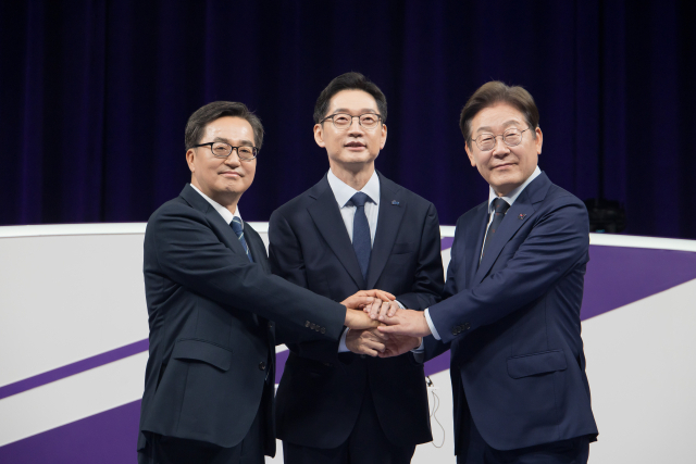 더불어민주당 대선 경선 주자인 이재명(오른쪽부터)·김경수·김동연 후보가 18일 서울 마포구 상암동 MBC에서 첫 TV토론회를 시작하기에 앞서 기념촬영 하고 있다. 연합뉴스