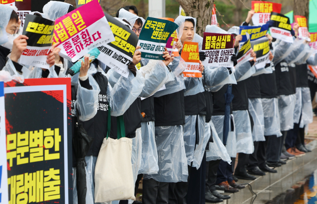 대한변호사협회 소속 변호사들이 14일 경기도 과천시 정부과천청사 앞에서 변호사 배출 수 감축 요구 기자회견을 하고 있다. 이들은 법학전문대학원 도입의 전제 조건이었던 법조 유사 직역의 통폐합이 이루어지지 않은 채 변호사 배출 수만 늘어 과잉 공급 상태라며 올해 변호사시험 합격자 수를 1200명 이하로 결정할 것을 촉구했다. 연합뉴스