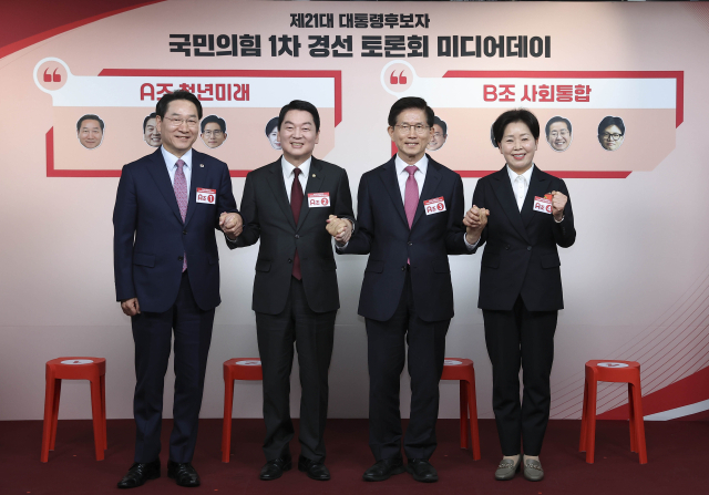 유정복 인천시장(왼쪽부터), 국민의힘 안철수 의원, 김문수 전 고용노동부 장관, 양향자 전 의원이 17일 서울 여의도 국민의힘 중앙당사에서 열린 제21대 대통령선거 