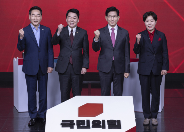 19일 서울 강서구 ASSA아트홀에서 열린 국민의힘 제21대 대통령 후보자 1차 경선 토론회에서 A조 후보들이 시작 전 기념 촬영을 하다 파이팅을 외치고 있다. 왼쪽부터 유정복, 안철수, 김문수, 양향자 후보. 연합뉴스