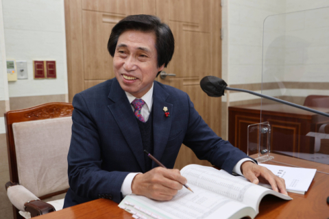 [의정외전] 보수 텃밭 상주에서 민주당 간판으로 재선…정길수 시의원의 비결