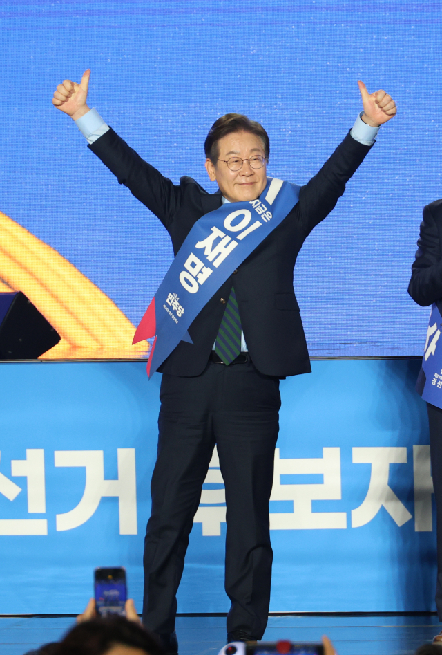 19일 오후 충북 청주체육관에서 열린 더불어민주당 제21대 대통령선거 후보자 선출을 위한 충청권 합동연설회에서 이재명 후보가 인사하고 있다. 연합뉴스