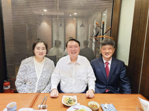 尹, 김계리·배의철과 식사…