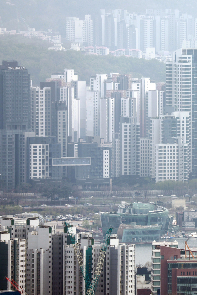 17일 남산에서 바라본 서울 시내 아파트 단지. 연합뉴스