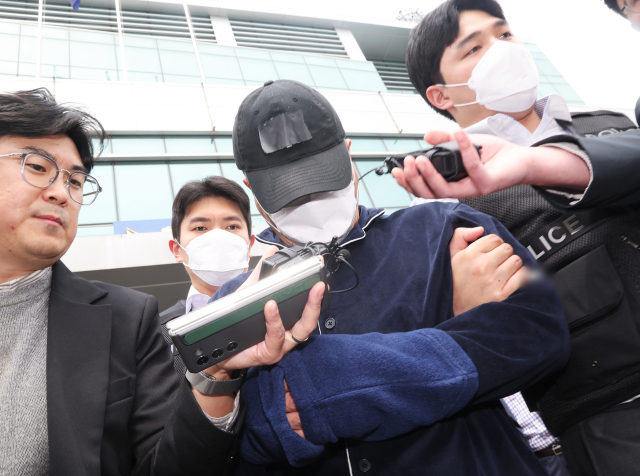 부모와 처자식 등 일가족 5명을 살해해 살인 및 존속살인 혐의로 구속영장이 청구된 50대 가장 A씨가 17일 구속 전 피의자 심문(영장실질심사)에 출석하기 위해 경기도 용인동부경찰서 유치장에서 나오고 있다. 연합뉴스