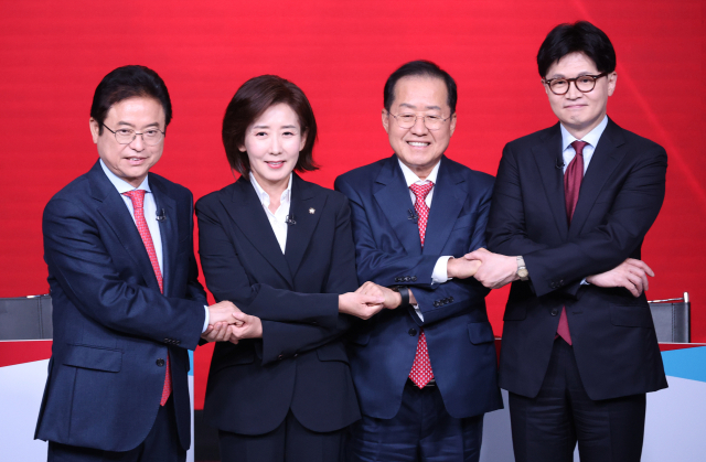 20일 서울 강서구 ASSA아트홀에서 열린 국민의힘 제21대 대통령 후보자 1차 경선 조별 토론회에서 B조 후보들이 시작 전 기념 촬영을 하고 있다. 왼쪽부터 이철우·나경원·홍준표·한동훈 후보. 연합뉴스