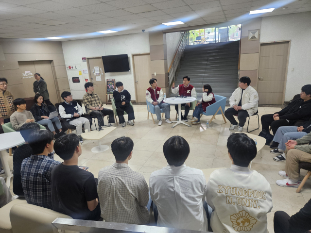 20일 대구 북구에 있는 경북대 사회과학대학 1층 로비에서 열린 청년토크쇼에 참석한 김문수 국민의힘 대선 경선 후보가 경북대 재학생 및 졸업생들과 함께 여러 사회 문제에 대해 이야기하고 있다. 윤정훈 기자