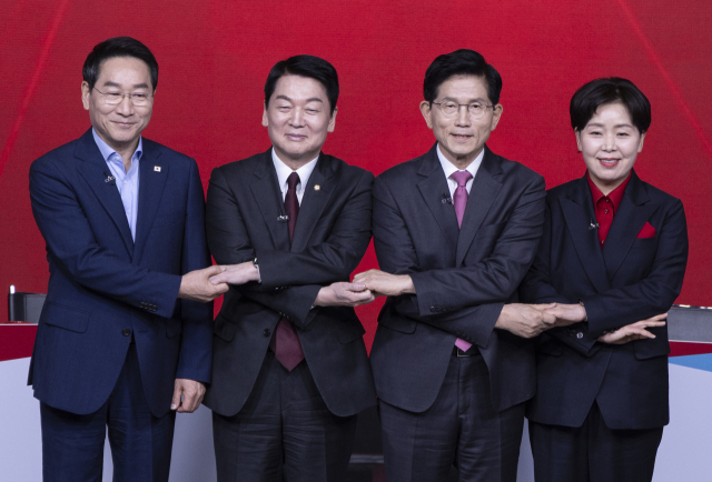 지난 19일 서울 강서구 ASSA아트홀에서 열린 국민의힘 제21대 대통령 후보자 1차 경선 토론회에서 A조 후보들이 시작 전 기념 촬영을 하고 있다. 왼쪽부터 유정복, 안철수, 김문수, 양향자 후보. 연합뉴스