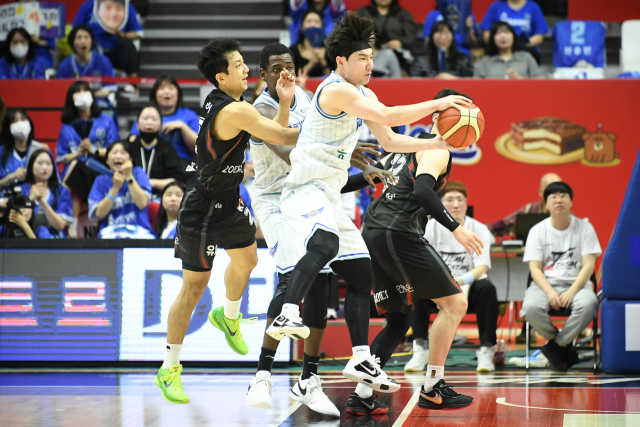 대구 한국가스공사 페가수스의 김낙현이 20일 수원에서 열린 KBL 6강 PO 5차전 수원 KT 소닉붐과의 경기 도중 리바운드를 잡아내고 있다. KBL 제공