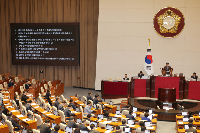 우원식 국회의장이 17일 국회 본회의에서 재의 요구 법안에 대한 재표결 결과를 발표하고 있다. 연합뉴스