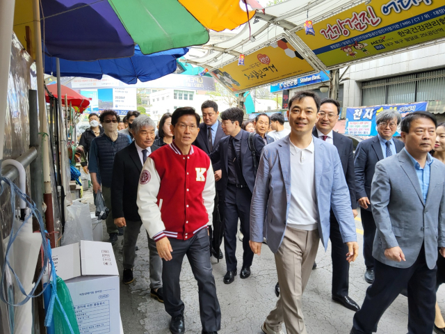 20일 서문시장 김문수 국민의힘 대선 경선 후보가 박종호 서문시장연합회장과 시장을 둘러보고 있다. 서문시장연합회제공