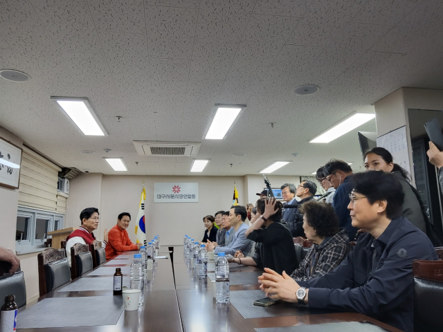 20일 서문시장연합회 사무실에서 김문수 국민의힘 대선 경선후보가 서문시장연합회 임원들과 간담회를 진행하고 있다. 서문시장연합회제공