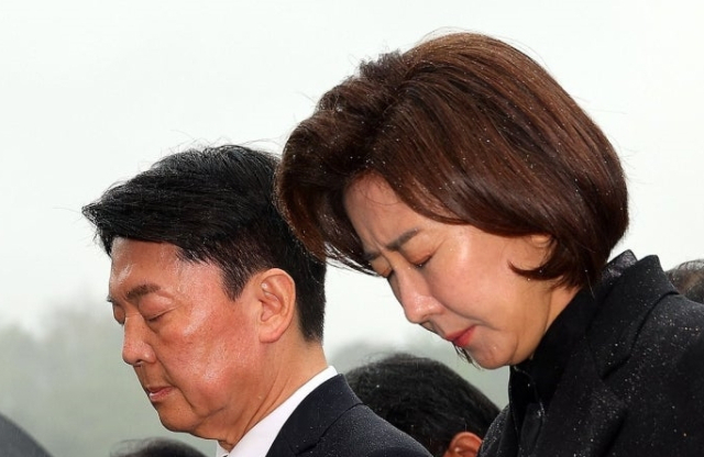 지난 2024년 4월 16일 국립서울현충원을 참배하고 있는 안철수·나경원 국민의힘 국회의원. 자료사진. 연합뉴스