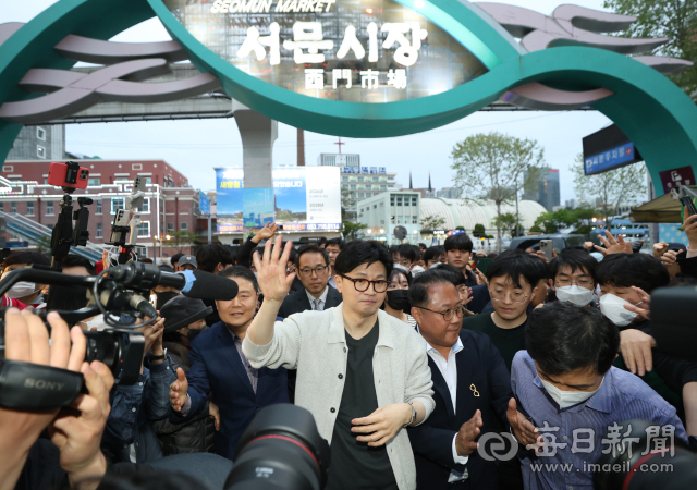 국민의힘 한동훈 대선 경선 후보가 20일 오후 대구 서문시장을 찾아 지지자들의 환대를 받으며 들어서고 있다. 안성완 기자. asw0727@imaeil.com