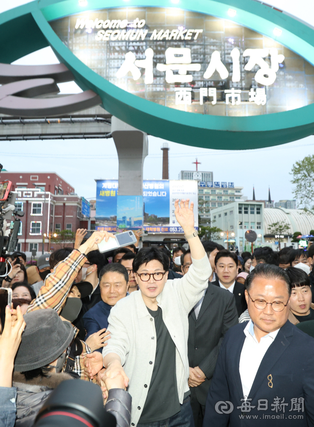국민의힘 한동훈 대선 경선 후보가 20일 오후 대구 서문시장을 찾아 지지자들의 환대를 받으며 들어서고 있다. 안성완 기자. asw0727@imaeil.com