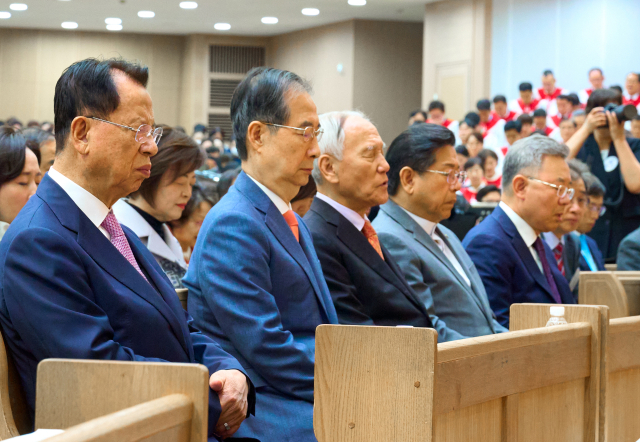 한덕수 대통령 권한대행 국무총리가 20일 서울 강동구 명성교회에서 열린 부활절 연합예배에 참석해 기도하고 있다. 앞줄 왼쪽부터 명성교회 김삼환 원로목사, 한 권한대행, 숭실사이버대 조성기 이사장, 대전신학대학교 안주훈 총장. 연합뉴스