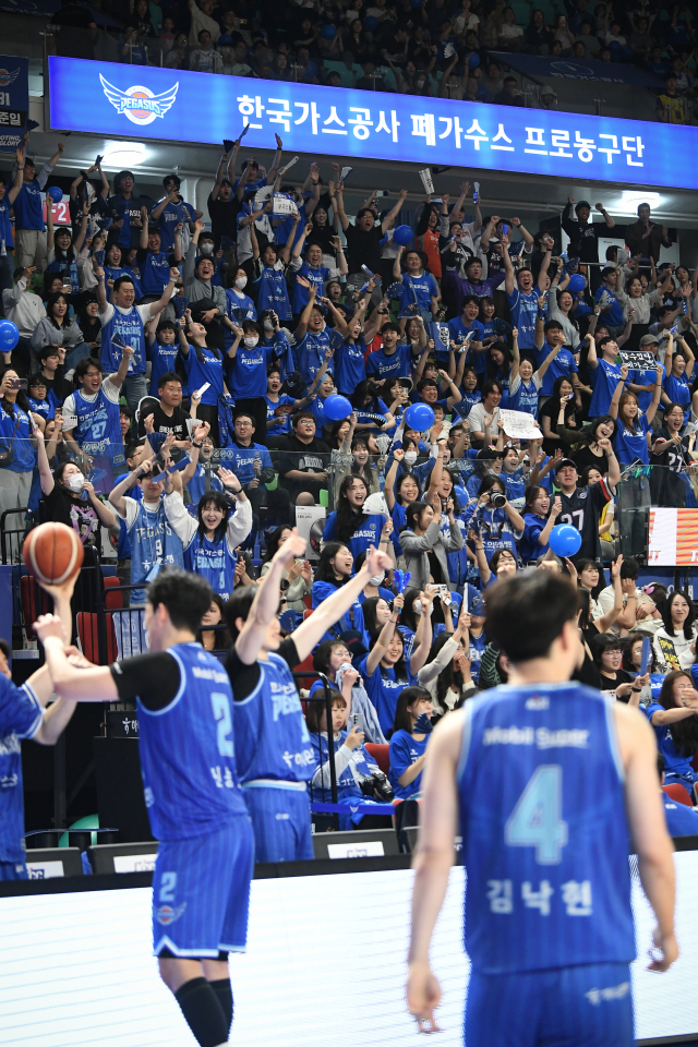 18일 대구에서 열린 KBL 6강 PO 4차전이 대구 한국가스공사 페가수스의 승리로 끝나자 대구 홈 팬들이 환호하고 있다. KBL 제공