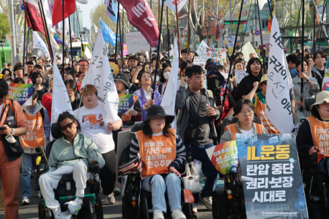 전장연, 1년여 만에 출근길 지하철 탑승 시위 재개