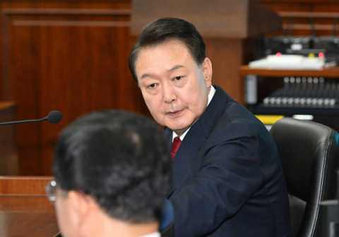 尹 전 대통령, 피고인석 착석…붉은 넥타이에 정장 차림