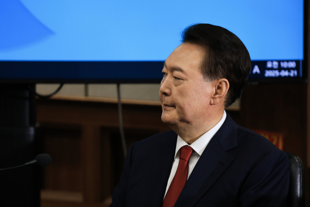 윤석열 전 대통령이 21일 서울 서초구 서울중앙지법에서 열린 내란 우두머리 혐의 형사재판 2차 공판에 출석해 있다. 연합뉴스