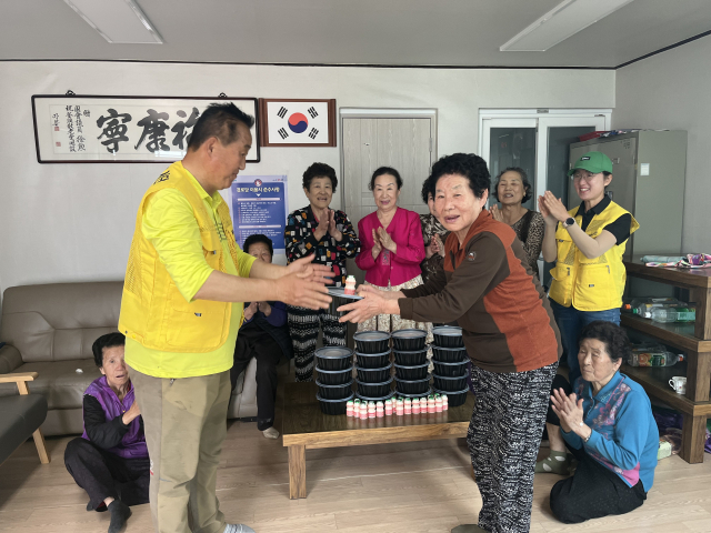 돌봄봉사단이 지난 18일 영양삼계탕 나눔행사를 진행했다. 봉사단 제공