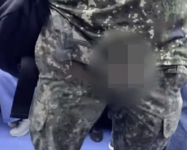 경찰이 신분당선 지하철에서 군복 바지 지퍼를 열고 중요 부위를 노출한 남성에 대한 수사에 나섰다. 엑스 캡처