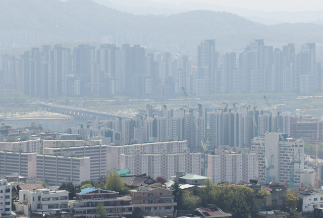 20일 서울 남산에서 바라본 시내 아파트 단지의 모습. 한국부동산원의 전국주택가격 동향 조사에 따르면 강남 토지거래허가구역 해제 기간 동안 강남3구를 중심으로한 아파트값이 급등한 것으로 조사됐다. 이 중 올해 1분기 송파구 아파트값은 전국 시군구 가운데 최고 상승률을 기록했다. 연합뉴스