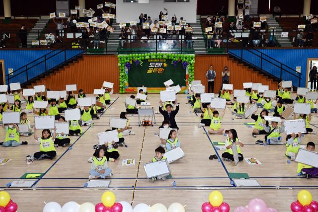 안병구 밀양시장이 삼문동 문화체육회관에서 열린 제7회 장애 이해 퀴즈대회 도전 골든벨에 참여했다▲. 밀양시 제공