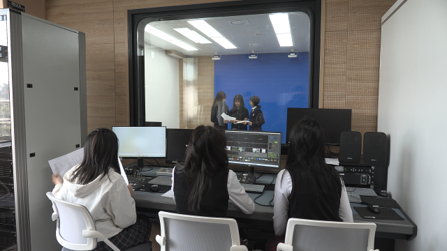 경주 선덕여자중학교 방송반 학생들이 매일 오전 직접 기획하고 제작한 등굣길 라디오 방송을 진행하고 있다. 김영진 기자