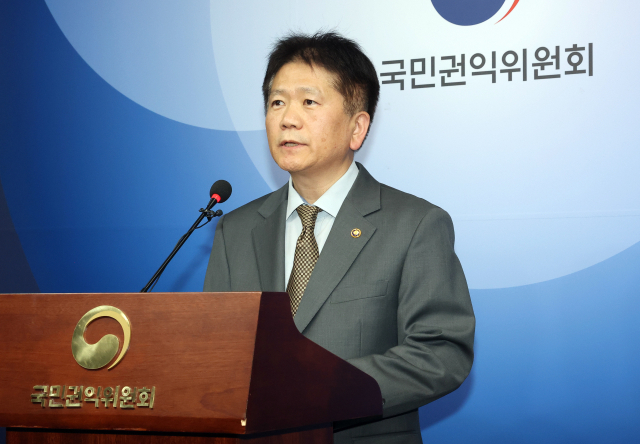 국민권익위원회 이명순 부패방지부위원장이 21일 정부세종청사 권익위 브리핑실에서 방송통신심의위원장의 이해충돌방지법 위반 신고사건을 감사원에 이첩하기로 했다고 밝히고 있다. 연합뉴스