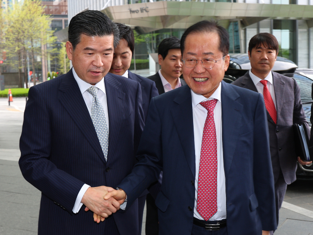 국민의힘 홍준표 대선 경선 후보(오른쪽)가 21일 서울 영등포구 주한미국상공회의소에서 열린 간담회에 참석하기 위해 제임스 김 주한미국상공회의소 회장과 인사 후 이동하고 있다. 연합뉴스