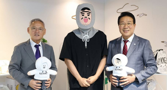 교육부는 내달 15일 제44회 스승의날을 맞아 그림작가 키크니(가운데)와 협업해 국민 참여형 행사 