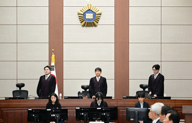 지귀연 부장판사(가운데)가 21일 서울 서초구 서울중앙지법에서 열린 윤석열 전 대통령 내란 우두머리 혐의 형사재판 2차 공판에 입장하고 있다. 연합뉴스