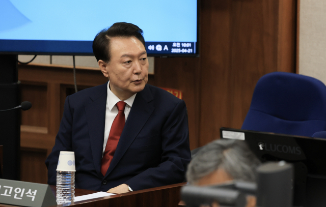 윤석열 전 대통령이 21일 서울 서초구 서울중앙지법에서 열린 내란 우두머리 혐의 형사재판 2차 공판에 출석해 있다. 연합뉴스