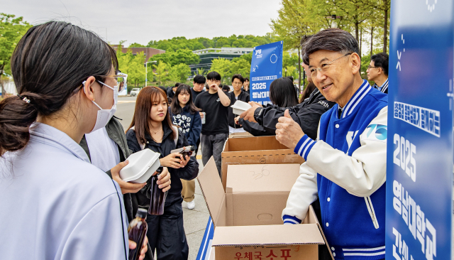 영남대 최외출 총장과 총학생회가 중간시험을 앞두고 21일 아침 간식을 나눠주고 있다. 영남대 제공