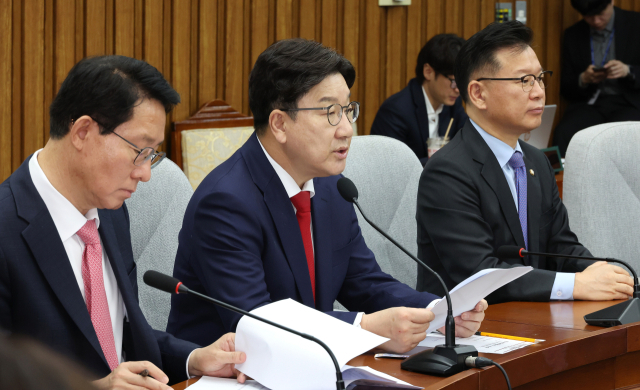 국민의힘 권성동 원내대표(가운데)가 22일 국회에서 열린 원내대책회의에서 발언하고 있다. 연합뉴스
