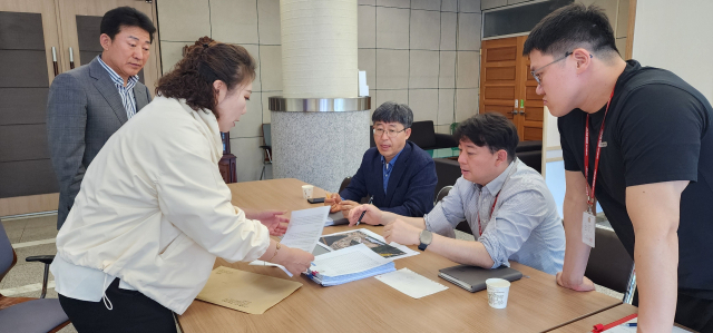지난 21일 지묘주민 비상대책위원회가 대구시청을 방문해 오수중계펌프장 설치 반대 주민 서명과 반대 입장문을 제출했다. 비대위 제공