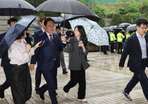 이재명 '대장동 재판' 출석…묵묵부답으로 법정 향해