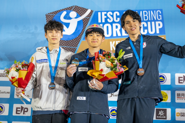 2025 IFSC 스포츠클라이밍 커차오 볼더 월드컵에 출전해 은메달을 목에 건 이도현(왼쪽). 대한산악연맹 제공