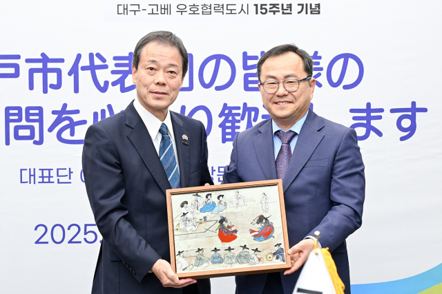 지난 21일 홍성주(오른쪽) 대구시 경제부시장과 오하라 가즈노리 고베시 부시장이 기념촬영을 하고 있다. 대구시제공