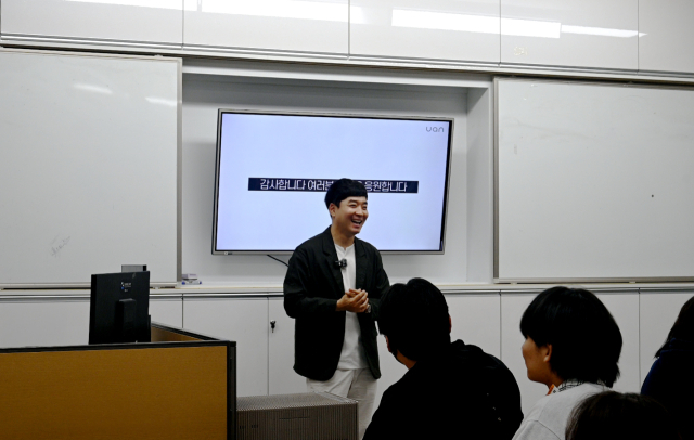 지난 21일 강세운 유안종합건설㈜ 대표가 경주디자인고등학교에서 학생들에게 특별강연을 하고 있다. 유안종합건설㈜ 제공.