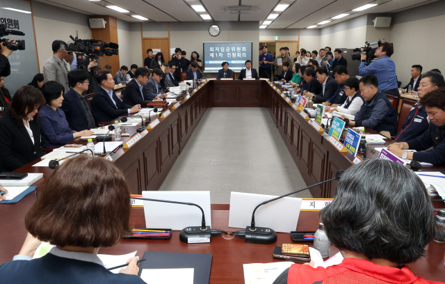 22일 정부세종청사에서 내년도 최저임금 수준을 결정하기 위한 최저임금위원회 1차 전원회의가 열리고 있다. 연합뉴스