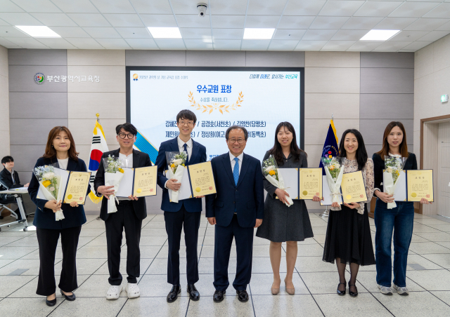지난 21일 오후 부산시교육청에서 열린 과학의 날 기념 과학교육 유공자 표창식에서 김석준 부산시교육감(가운데)이 수상자들과 기념사진을 찍고 있다. [사진=부산교육청]